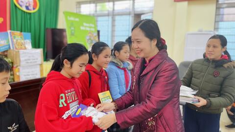 Chương trình “Cùng bạn đọc sách” đến thăm và tặng quà học sinh Hà Giang