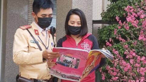 Doanh nhân Lê Xuân Phương tặng báo Xuân tới các chiến sĩ Cảnh sát giao thông Thủ đô