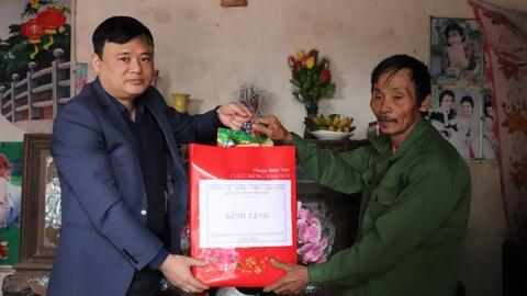 Vĩnh Phúc: Chủ tịch UBND huyện Vĩnh Tường tặng quà Tết các gia đình chính sách tại xã Phú Đa