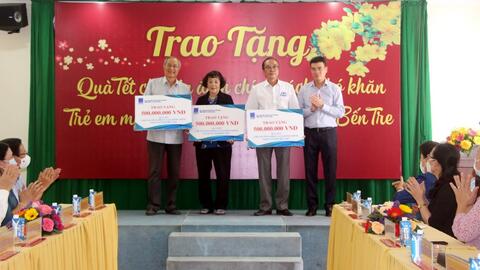 Chủ tịch Quốc hội Nguyễn Thị Kim Ngân tham dự lễ trao quà Tết ấm áp tại tỉnh Bến Tre