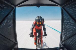 Xem kỷ lục chiếc xe đạp chạy nhanh nhất hành tinh với tốc độ lên tới 295km/h, ngang ngửa với xe hơi