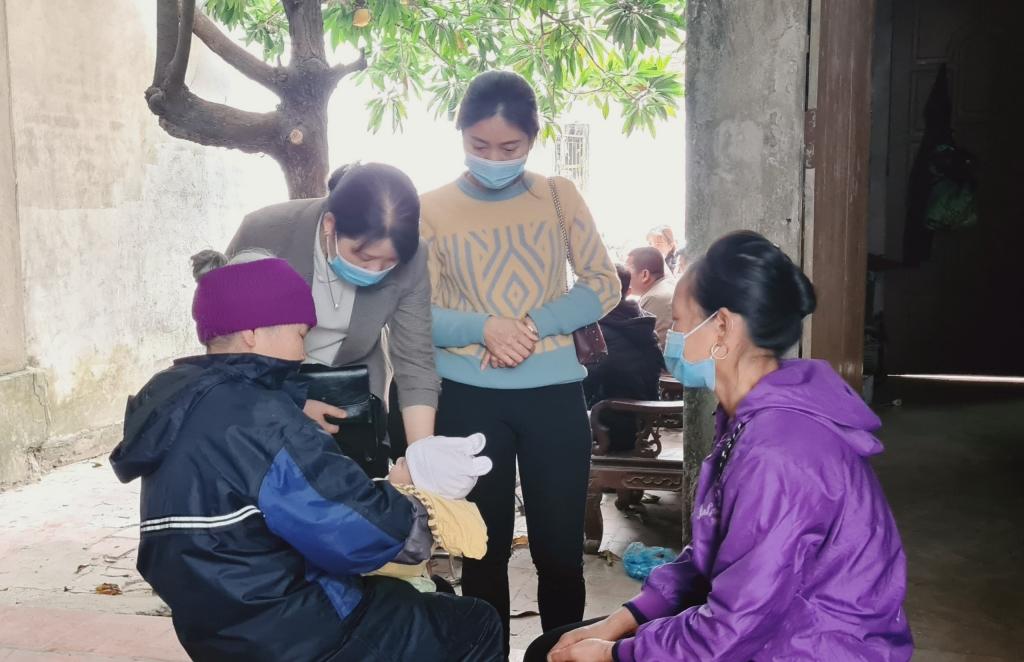 Doanh nghiệp tư nhân Thu Thành, thôn Xuân Chiếm, xã Trung Nguyên trao tặng quà và tiền cho ông bà ngoại nuôi 3 cháu mồ côi mẹ