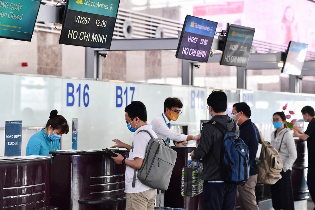 Hành khách làm thủ tục chuyến bay tại sân bay Nội Bài