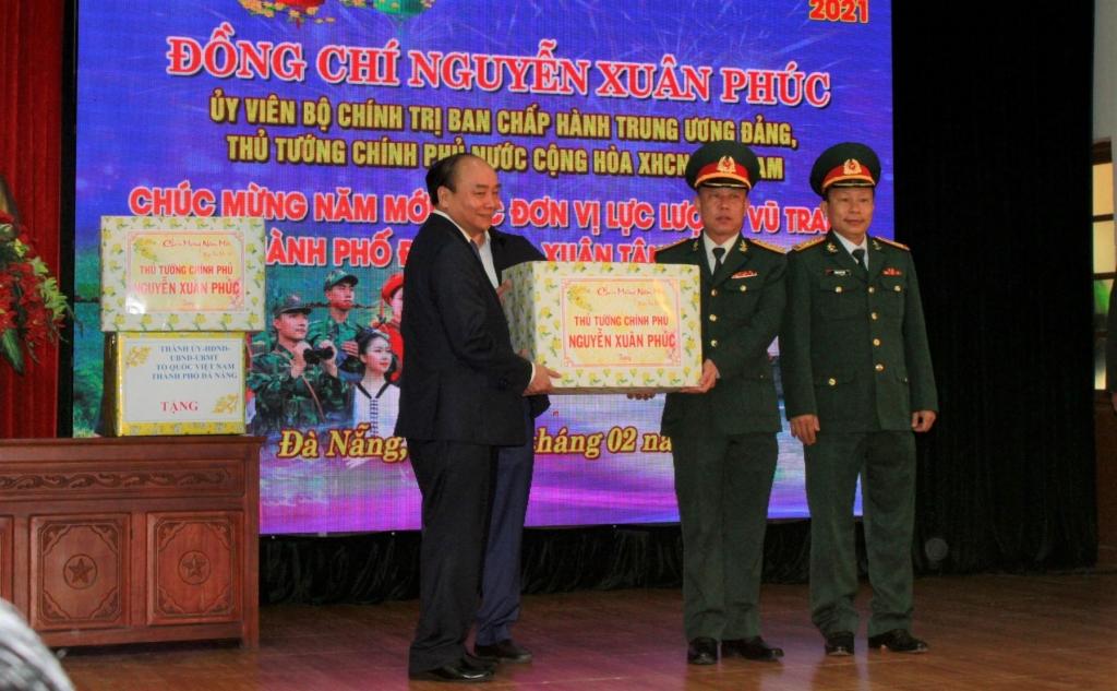 Thủ tướng trao quà cho các đơn vị LLVT TP. Đà Nẵng nhân dịp đầu năm Tân Sửu