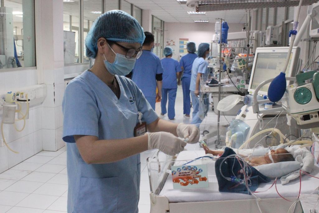 Điều dưỡng Nguyễn Thị Hồng Thanh tận tình chăm sóc các bệnh nhi tại Trung tâm Sơ sinh dịp Tết Nguyên đán