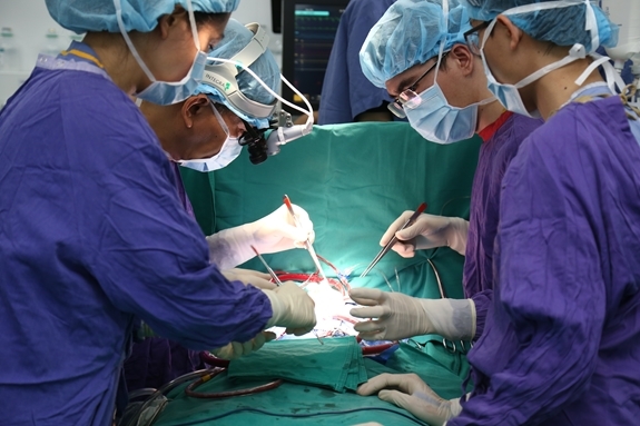 Bệnh viện Hữu nghị Việt Đức vừa ghép tim thành công cho bệnh L.X.H, 7 tuổi, nặng 16 kg, tại Hà Nội