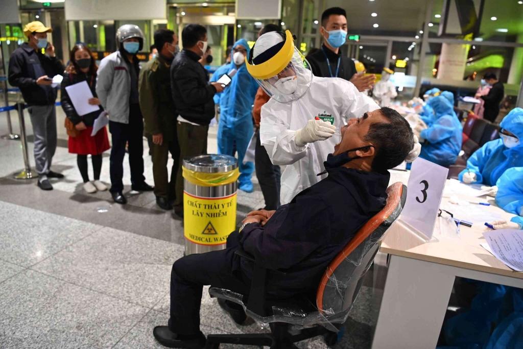 Nhân viên y tế lấy mẫu xét nghiệm tại sân bay Tân Sơn Nhất