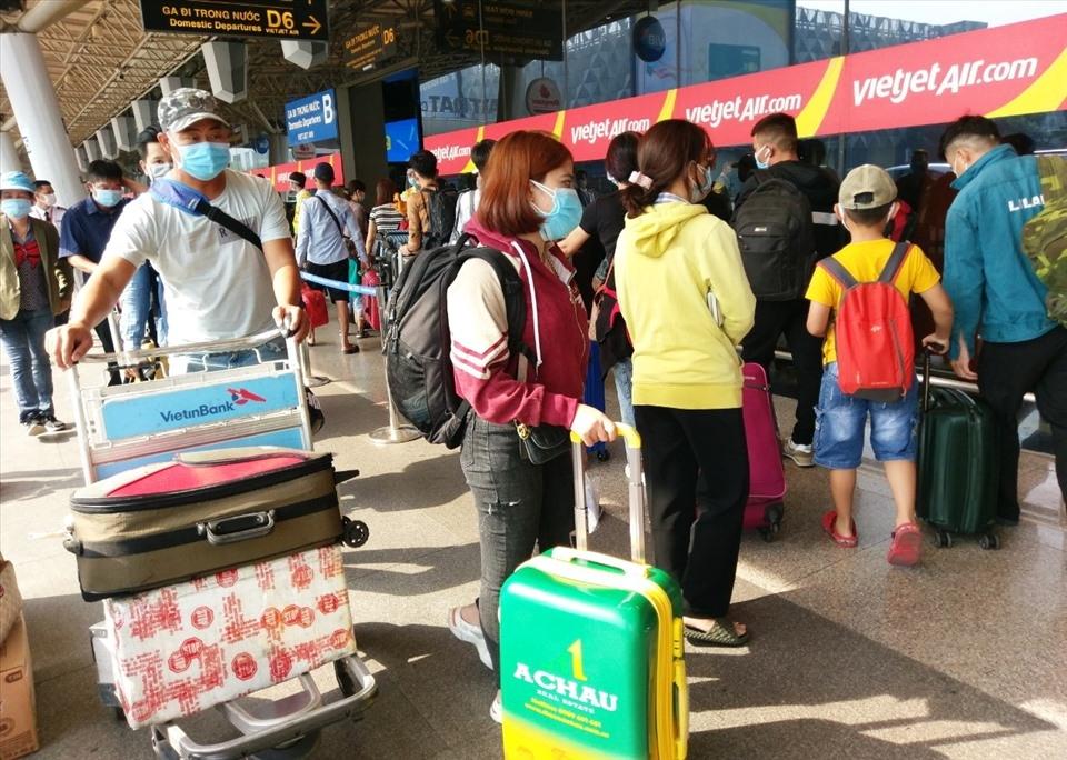Hành khách rửa tay sát khuẩn trước khi vào khu vực làm thủ tục tại sân bay Tân Sơn Nhất