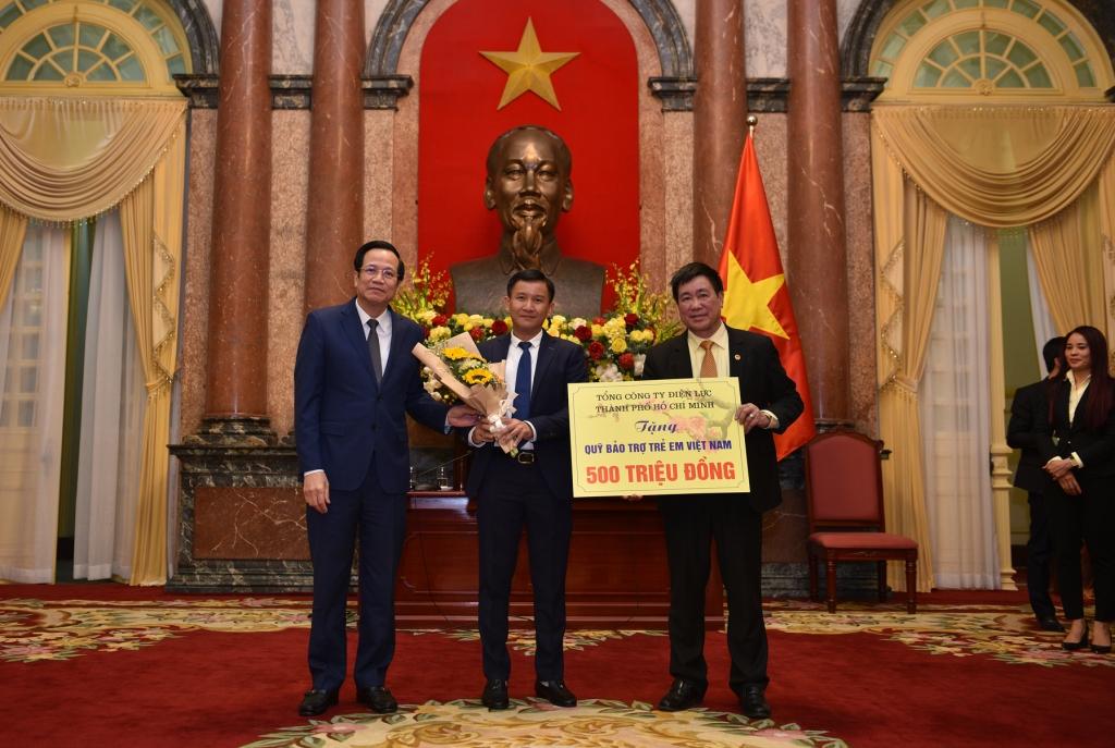 Ông Nguyễn Duy Quốc Việt – Phó Tổng giám đốc, đại điện TCT Điện lực TPHCM trao tặng 500 triệu đồng cho Quỹ bảo trợ Trẻ em Việt Nam tại Phủ Chủ tịch