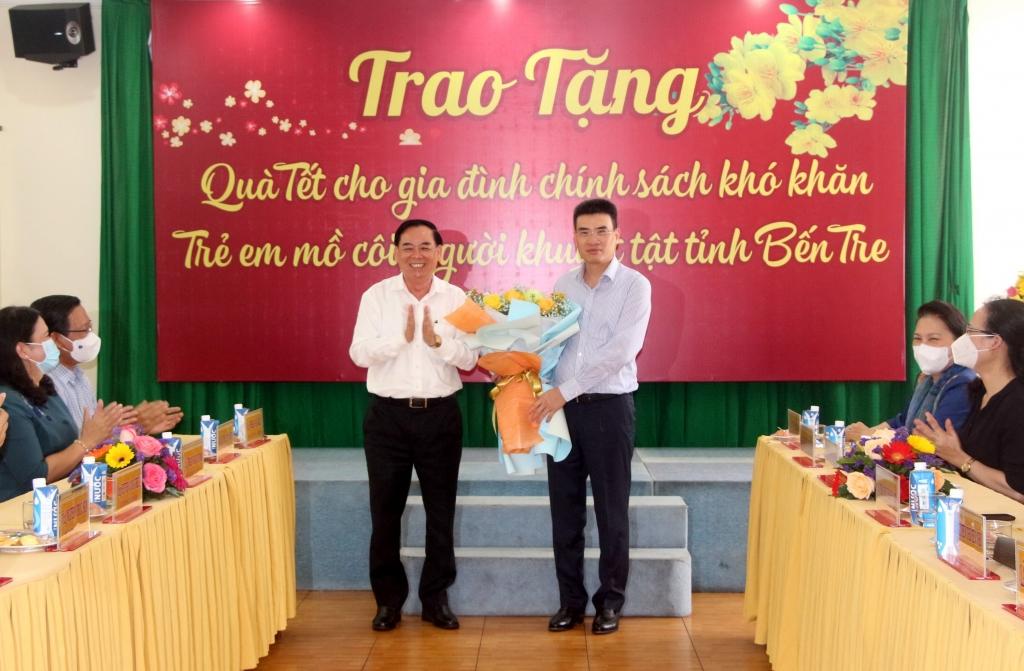  Lãnh đạo tỉnh Bến Tre tặng hoa cho Bì thư Đảng ủy- Tổng giám đốc Dương Mạnh Sơn