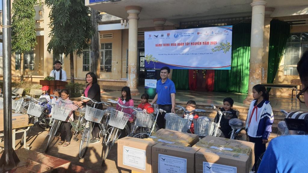 Bí thư Đoàn EVNHCMC Huỳnh Tấn Khương trao xe đạp cho các em thiếu nhi vùng biên giới trong chương trình “Hành trình mùa xuân Tây Nguyên” năm 2021