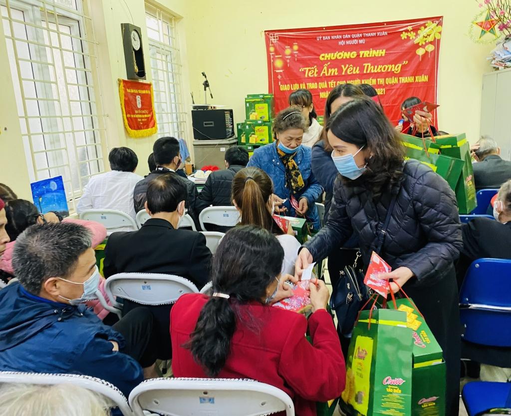 Nhóm thiện nguyện tặng quà người khiếm thị quận Thanh Xuân
