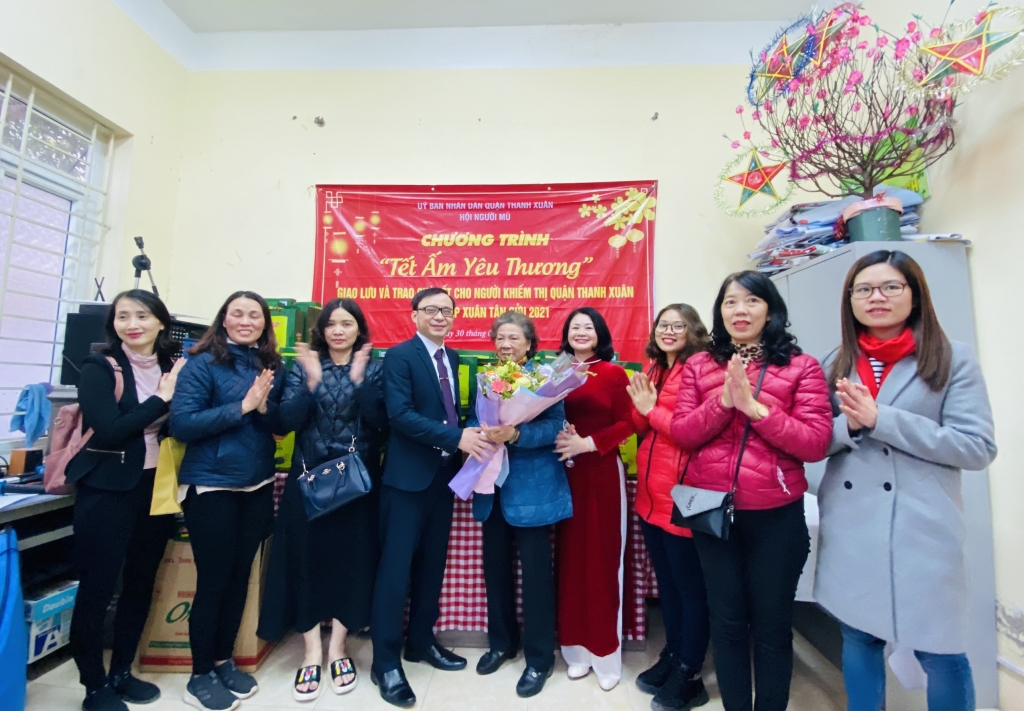Anh Nguyễn Tiến Thành, Chủ tịch Hội Người mù quận Thanh Xuân tặng hoa cảm ơn nhóm thiện nguyện