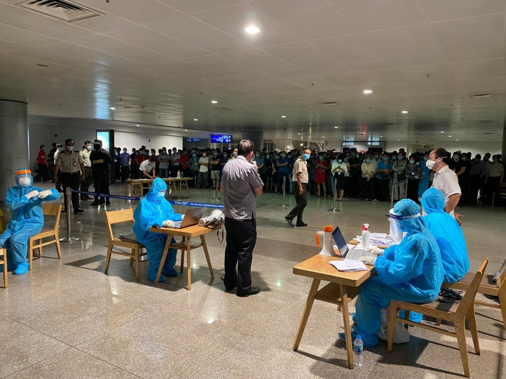 lấy mẫu xét nghiệm cho người làm việc tại sân bay Tân Sơn Nhất