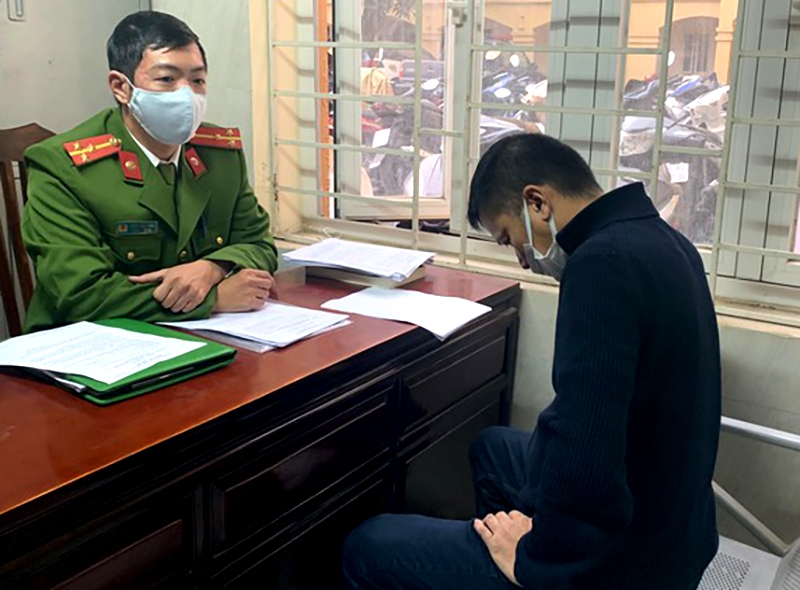 Đối tượng Vũ Ngọc Long tại cơ quan điều tra Công an quận Thanh Xuân