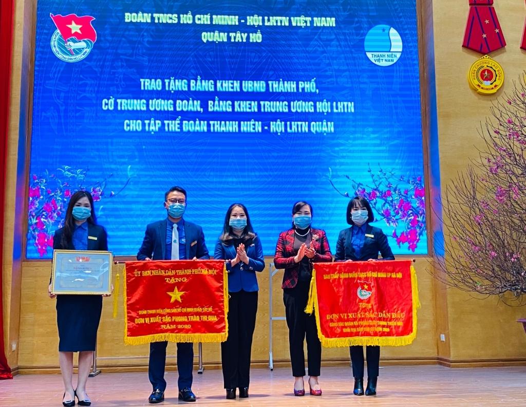 Bí thư Thành đoàn Hà Nội Chu Hồng Minh trao cờ thi đua tới tuổi trẻ quận Tây Hồ