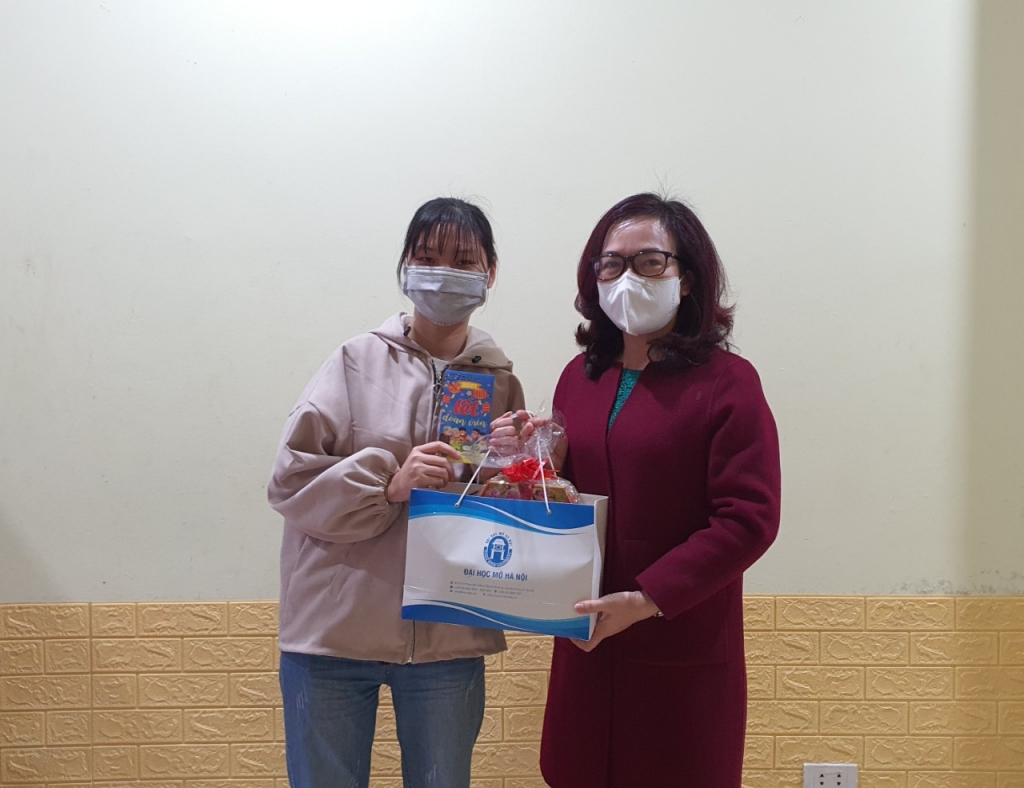 PGS.TS Nguyễn Thị Nhung trao quà tới sinh viên