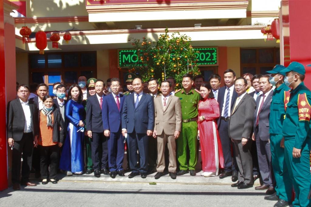 Thủ tướng Nguyễn Xuân Phúc chụp ảnh lưu niệm cùng các cán bộ phường Thuận Phước, quận Hải Châu