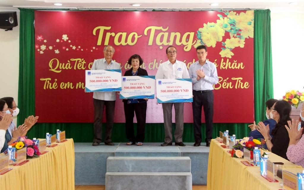  Bì thư Đảng ủy- Tổng giám đốc Dương Mạnh Sơn tặng quà cho các gia đình chính sách khó khăn, trẻ em mồ côi, người khuyết tật tại tỉnh Bến Tre.