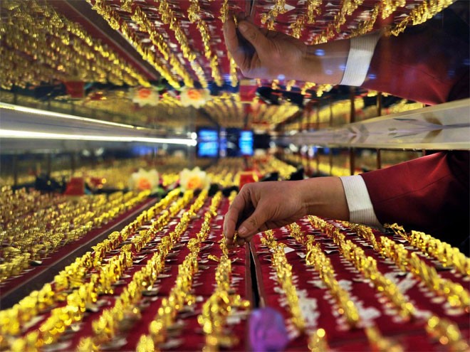 <b>5. Trung Quốc</b><br><br><i>Mức dự trữ vàng chính thức: 1.708,5 tấn</i><br><br>Sau 6 năm “im lặng”, Trung Quốc gần đây bắt đầu công bố thông tin thường xuyên hơn về dự trữ vàng quốc gia. Trong quý 3 vừa qua, Ngân hàng Trung ương Trung Quốc (PBoC) cũng mua vào một lượng vàng lớn, khoảng 50 tấn. Tuy vậy, vàng chỉ chiếm khoảng 2% tổng dự trữ ngoại hối của Trung Quốc.