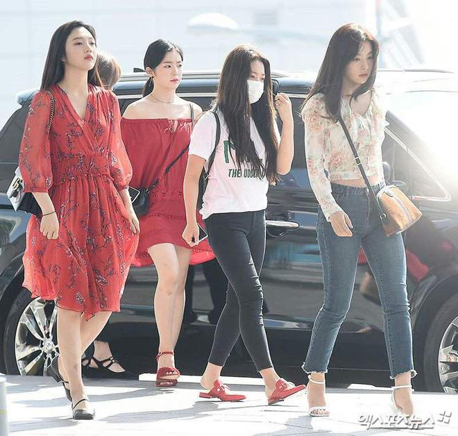 Style đời thường đối lập của Black Pink – Red Velvet: B&#234;n c&#225; t&#237;nh, b&#234;n b&#225;nh b&#232;o đối lập hẳn nhau - Ảnh 4.