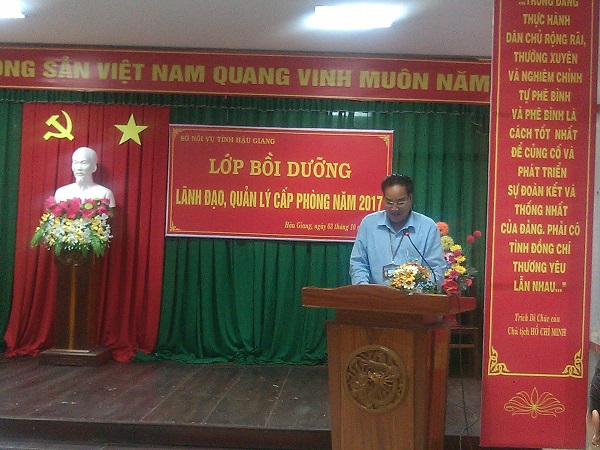 ông Võ Thành Chính, Phó Giám đốc Sở Nội vụ phát biểu khai giảng