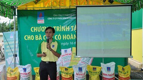 Đạm Phú Mỹ tặng phân bón cho 2.600 hộ nông dân ĐBSCL