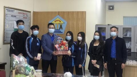 Phó Bí thư Thành đoàn Hà Nội tặng quà sinh viên ở lại trường đón Tết vì dịch Covid-19