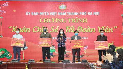 MTTQ Việt Nam TP Hà Nội tặng quà, động viên công nhân, lao động và sinh viên miền Trung không về quê ăn Tết