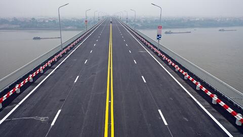 Tin tức trong ngày 26/1: Sẽ lắp dải phân cách dẻo trên cầu Thăng Long để ngăn xe quay đầu