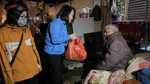 150 chiếc bánh chưng được trao cho những người vô gia cư trong đêm đông Hà Nội