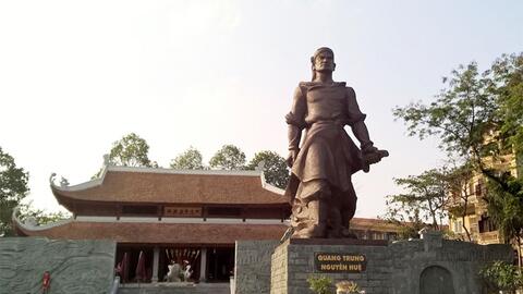 Lãnh đạo TP Hà Nội dâng hương tưởng nhớ Hoàng đế Quang Trung - Nguyễn Huệ