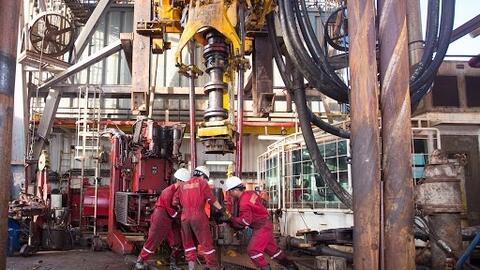 Giá xăng dầu hôm nay 6/2: Tiến sát mốc 60 USD/thùng