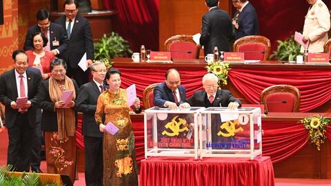 Các đại biểu bỏ phiếu bầu Ban Chấp hành Trung ương Đảng khóa XIII