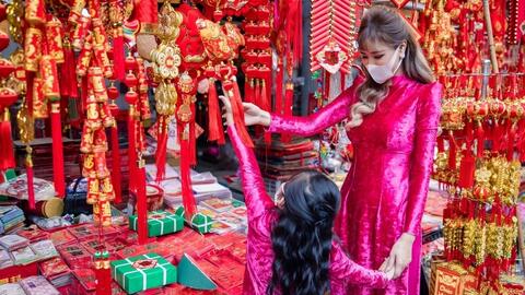 Tin tức giải trí mới nhất ngày 12/2: Đàm Vĩnh Hưng diện áo dài hình Hoài Linh, Lệ Quyên