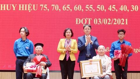 Phó Bí thư Thường trực Thành ủy Hà Nội Nguyễn Thị Tuyến trao Huy hiệu Đảng tại quận Hai Bà Trưng