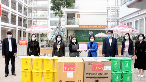 Nhiều món quà chia sẻ, động viên thầy trò trường Tiểu học Xuân Phương