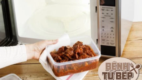 Mang cơm tới văn phòng để ăn trưa, ai cũng dễ mắc phải sai lầm nghiêm trọng này khiến bữa ăn nhiễm chất độc ngấm dần vào cơ thể