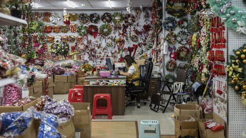Gián đoạn sản xuất tại một thành phố ở Trung Quốc đẩy cao giá đồ trang trí Giáng sinh toàn cầu?