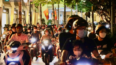 Sài Gòn tắc nghẽn chưa từng thấy trong đêm Halloween, CSGT xử phạt không xuể