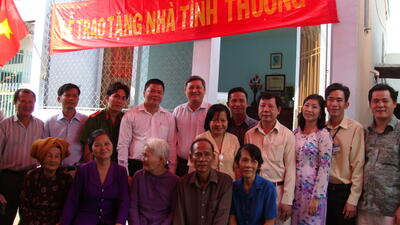 Trao nhà tình thương cho hộ nghèo Q12, TP.HCM