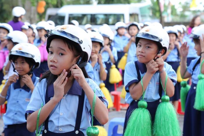 Tặng mũ bảo hiểm cho học sinh lớp 1