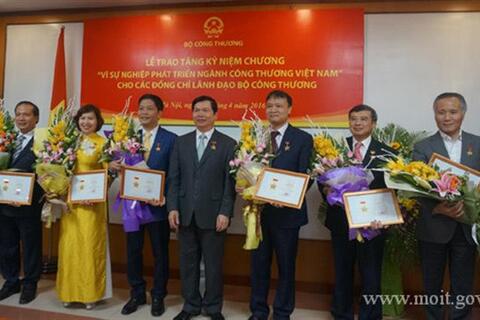 Lãnh đạo Bộ Công Thương vinh dự nhận Kỷ niệm chương vì sự nghiệp phát triển ngành Công Thương Việt Nam