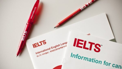 Top 10 sách IELTS Writing nên có trong tủ sách của bạn!