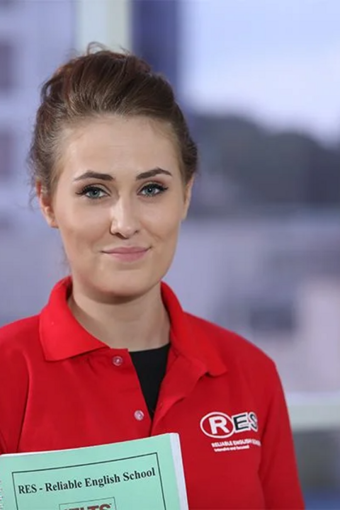 Cô giáo Trisha Tierney