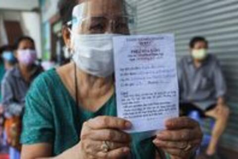 Nhiều người gặp khó khi mua thực phẩm bằng phiếu