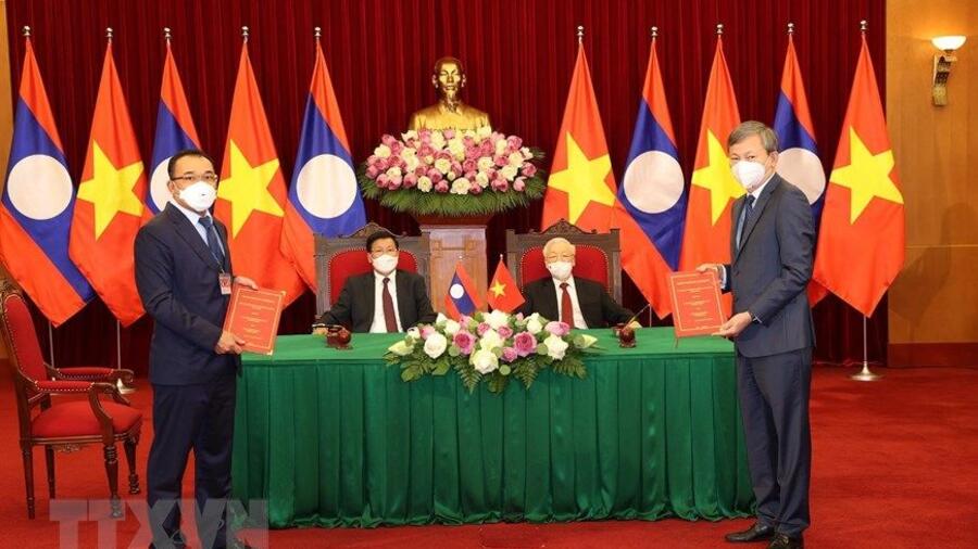 Tập đoàn XXX Việt Nam trao đổi các hợp đồng mua bán điện với các chủ đầu tư nhà máy thủy điện tại Lào