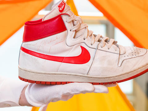 Giày của Michael Jordan bán gần 1,5 triệu USD