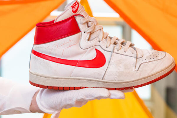 Giày của Michael Jordan bán gần 1,5 triệu USD