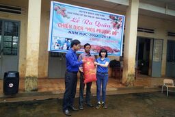 Đoàn trường THPT Mạc Đĩnh Chi tham gia chiến dịch "Hoa phượng đỏ" năm học 2017 – 2018